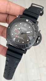 Panerai Submersible Luna Rossa Carbotech PAM01039 Gri Kadran 47mm Erkek Kol Saati