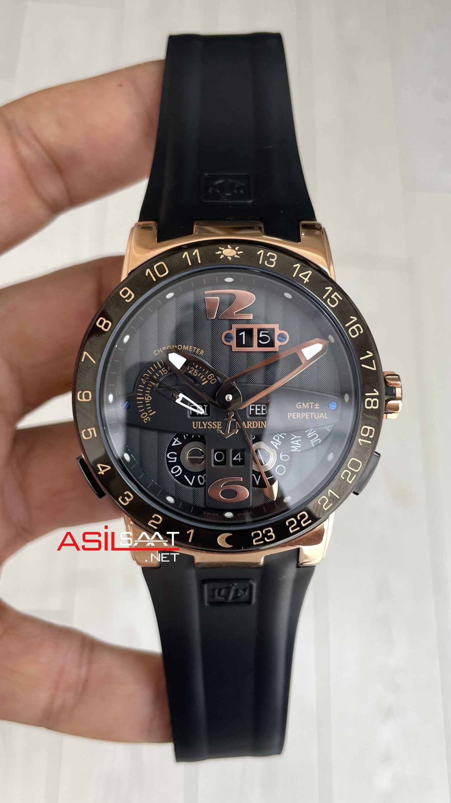 Ulysse Nardin El Toro GMT Perpetual Calendar Executive Siyah Kadran 43mm Rose Replika Saat Ulysse Nardin El Toro GMT Perpetual Calendar Executive Siyah Kadran 43mm Rose Replika Saat