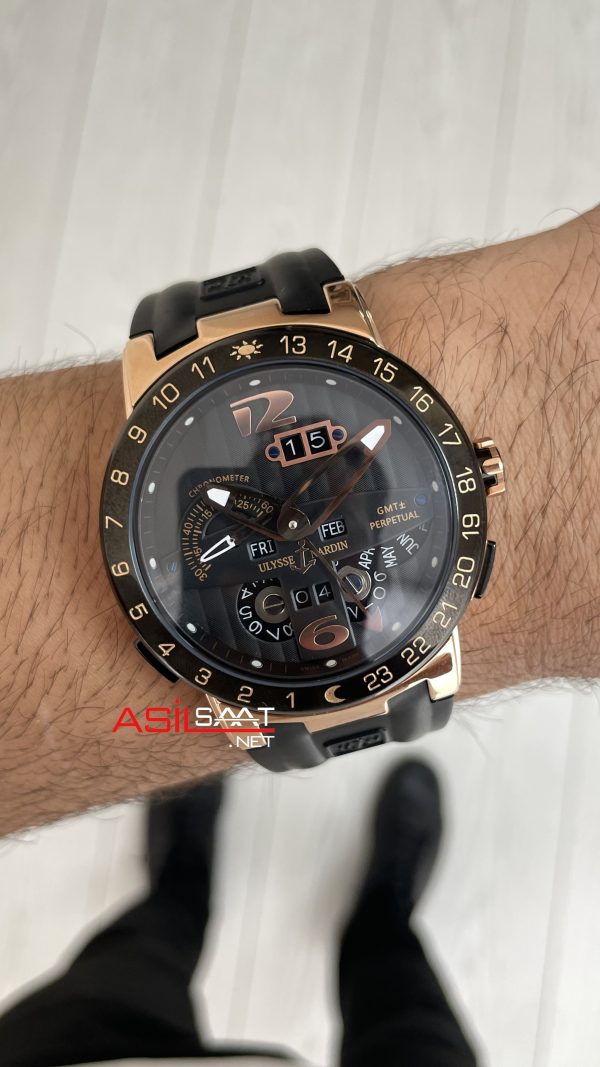 Ulysse Nardin El Toro GMT Perpetual Calendar Executive Siyah Kadran 43mm Rose Replika Saat Ulysse Nardin El Toro GMT Perpetual Calendar Executive Siyah Kadran 43mm Rose Replika Saat