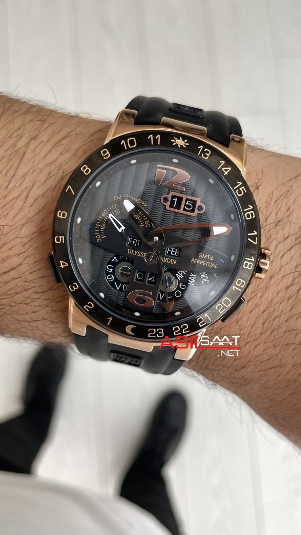 Ulysse Nardin El Toro GMT Perpetual Calendar Executive Siyah Kadran 43mm Rose Replika Saat Ulysse Nardin El Toro GMT Perpetual Calendar Executive Siyah Kadran 43mm Rose Replika Saat