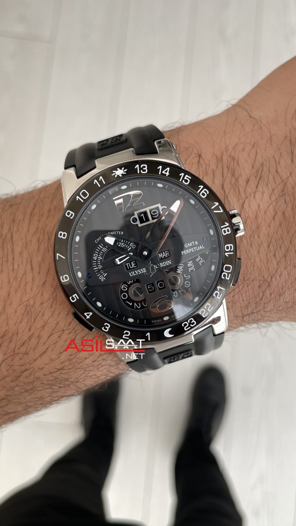 Ulysse Nardin El Toro GMT Perpetual Executive Siyah Kadran 43mm Replika Saat Ulysse Nardin El Toro GMT Perpetual Executive Siyah Kadran 43mm Replika Saat