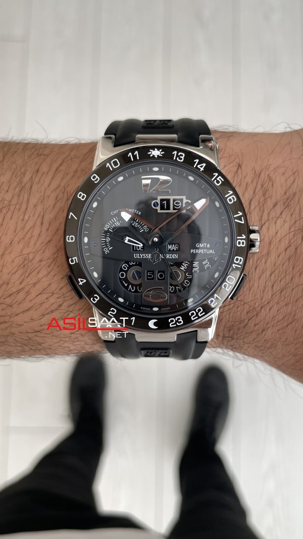Ulysse Nardin El Toro GMT Perpetual Executive Siyah Kadran 43mm Replika Saat Ulysse Nardin El Toro GMT Perpetual Executive Siyah Kadran 43mm Replika Saat