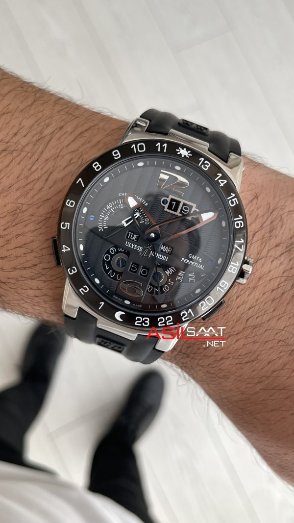 Ulysse Nardin El Toro GMT Perpetual Executive Siyah Kadran 43mm Replika Saat Ulysse Nardin El Toro GMT Perpetual Executive Siyah Kadran 43mm Replika Saat