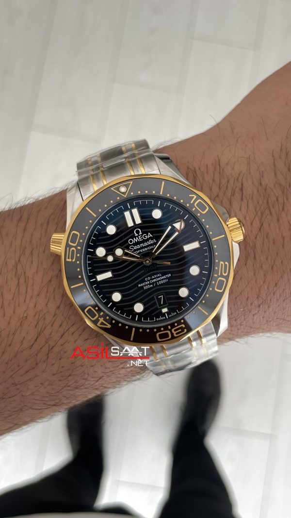 Omega Seamaster Diver 300M Siyah Kadran 42mm Two Tone Gold 210.20.42.20.01.002 Tungsten 18K DD8800 VS Factory 1:1 Super Clone Swiss ETA Saat