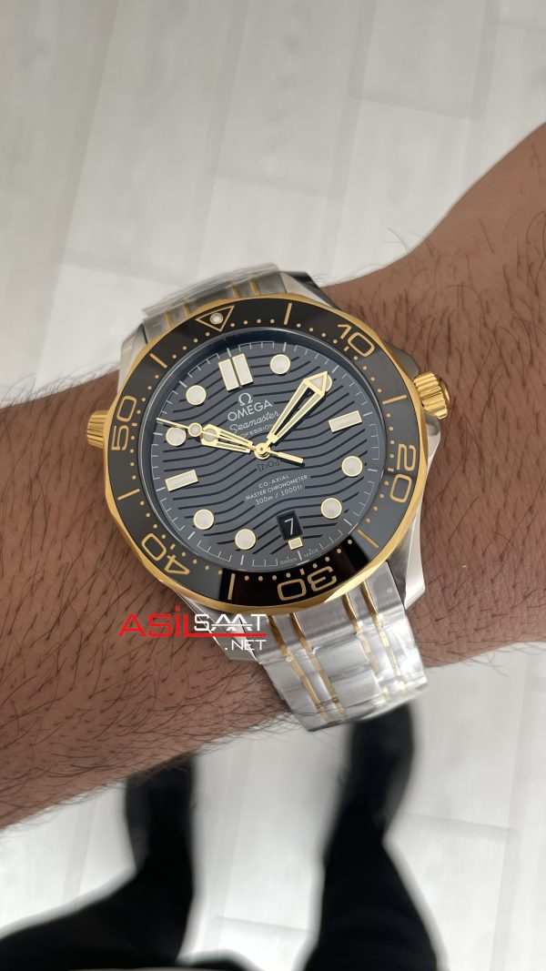 Omega Seamaster Diver 300M Siyah Kadran 42mm Two Tone Gold 210.20.42.20.01.002 Tungsten 18K DD8800 VS Factory 1:1 Super Clone Swiss ETA Saat