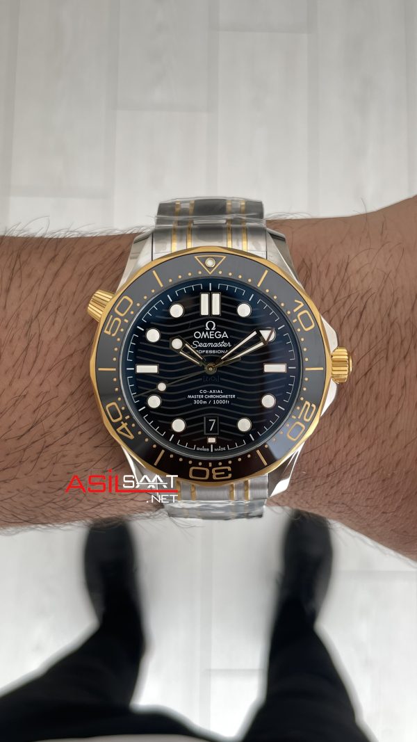 Omega Seamaster Diver 300M Siyah Kadran 42mm Two Tone Gold 210.20.42.20.01.002 Tungsten 18K DD8800 VS Factory 1:1 Super Clone Swiss ETA Saat