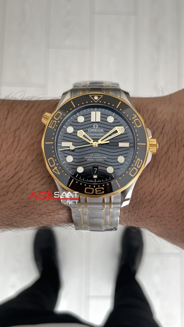 Omega Seamaster Diver 300M Siyah Kadran 42mm Two Tone Gold 210.20.42.20.01.002 Tungsten 18K DD8800 VS Factory 1:1 Super Clone Swiss ETA Saat