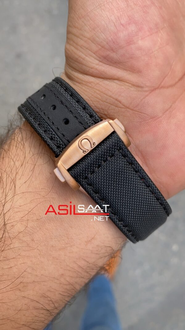 Omega Speedmaster Dark Side Of The Moon Rose OSDS001