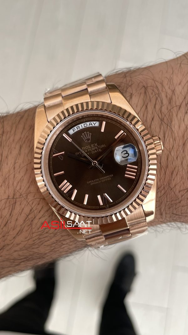 Rolex Day Date Kahverengi 228235 Chocolate Roman Dial 40mm Rose Replika Saat Rolex Day Date Kahverengi 228235 Chocolate Roman Dial 40mm Rose Replika Saat