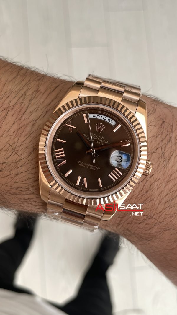 Rolex Day Date Kahverengi 228235 Chocolate Roman Dial 40mm Rose Replika Saat Rolex Day Date Kahverengi 228235 Chocolate Roman Dial 40mm Rose Replika Saat