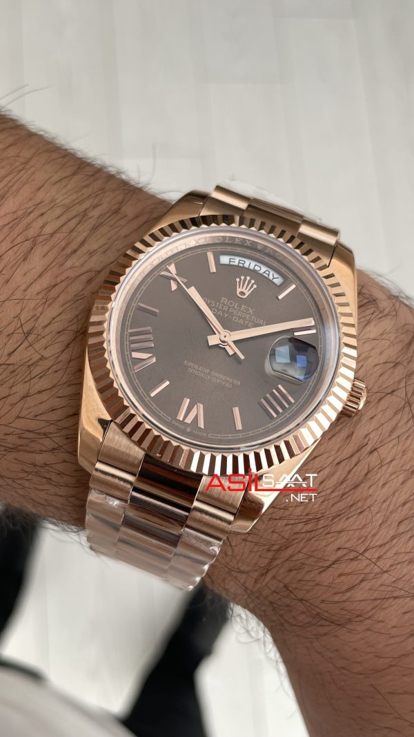 Rolex Day Date Kahverengi 228235 Chocolate Roman Dial 40mm Rose Replika Saat Rolex Day Date Kahverengi 228235 Chocolate Roman Dial 40mm Rose Replika Saat
