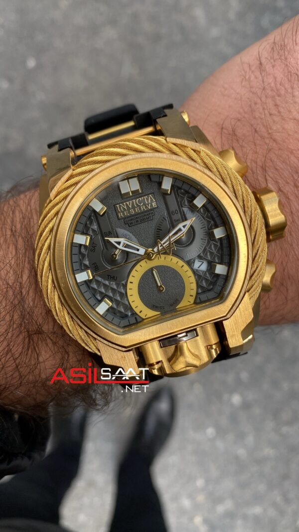 Invicta Magnum Reserve Bolt Zeus 52 mm Siyah Kadran 26447 Gold Replika Saat IMA020