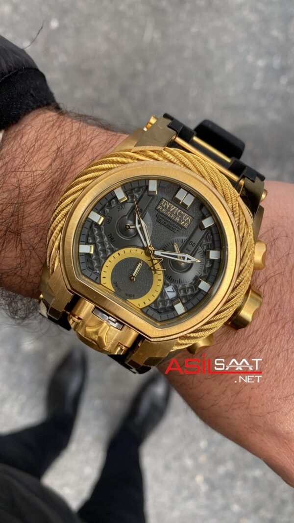 Invicta Magnum Reserve Bolt Zeus 52 mm Siyah Kadran 26447 Gold Replika Saat IMA020