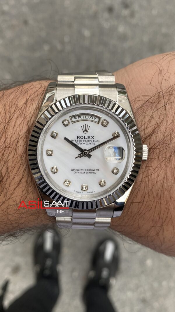 Rolex Day Date Beyaz Taşlı Kadran 228235 White Diamond Dial 40 mm President Belt Fluted Bezel Silver Replika Saat