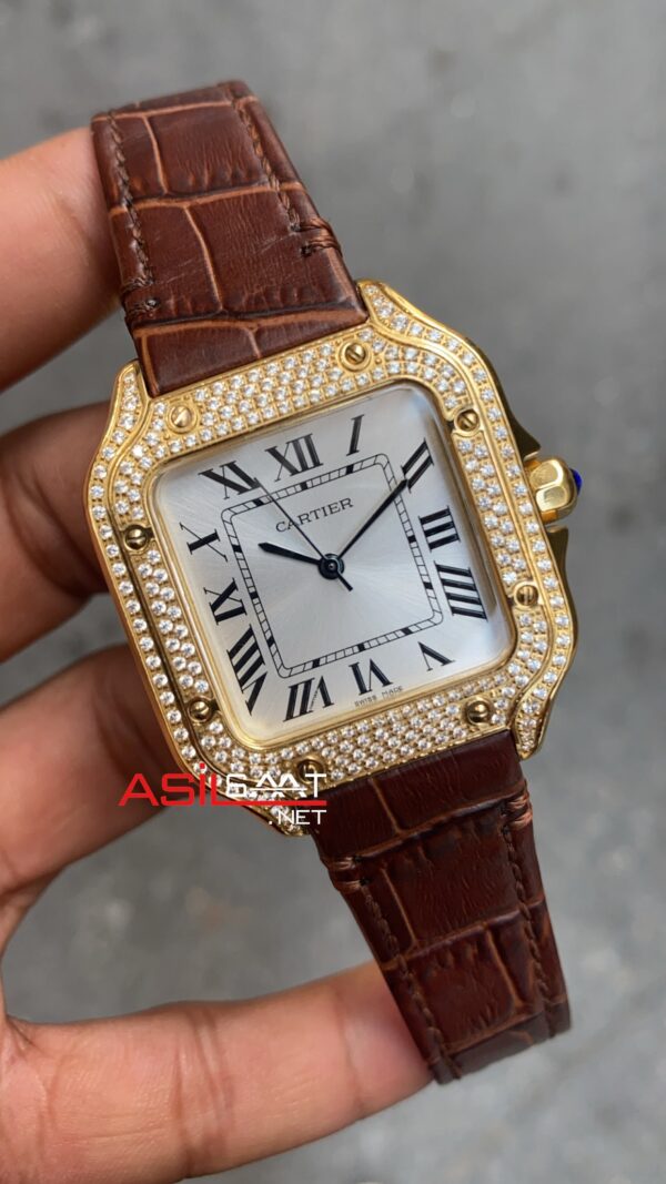 Cartier Santos Diamond Beyaz Kadran Kahverengi Kordon 35 mm Kadın Saati Cartier Santos Diamond Beyaz Kadran Kahverengi Kordon 35 mm Kadın Saati