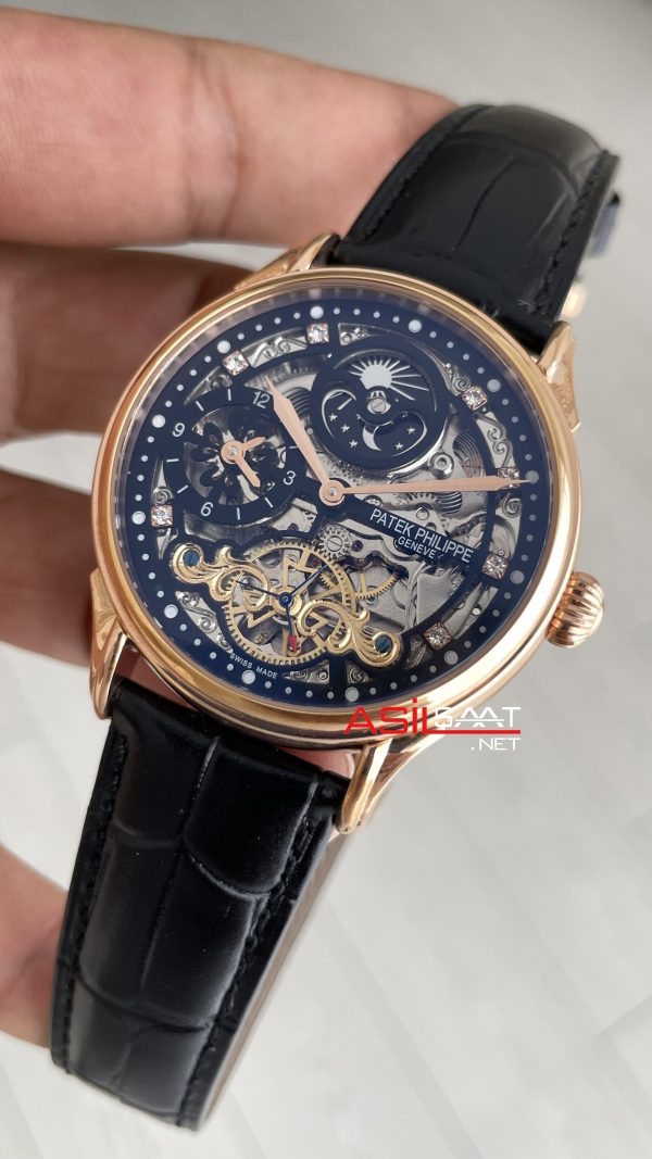 Patek Philippe Geneve Tourbillon Moonphase Skeleton Diamond Dial Siyah Kadran 42 mm İskelet Taşlı Rose Replika Saat Patek Philippe Geneve Tourbillon Moonphase Skeleton Diamond Dial Siyah Kadran 42 mm İskelet Taşlı Rose Replika Saat