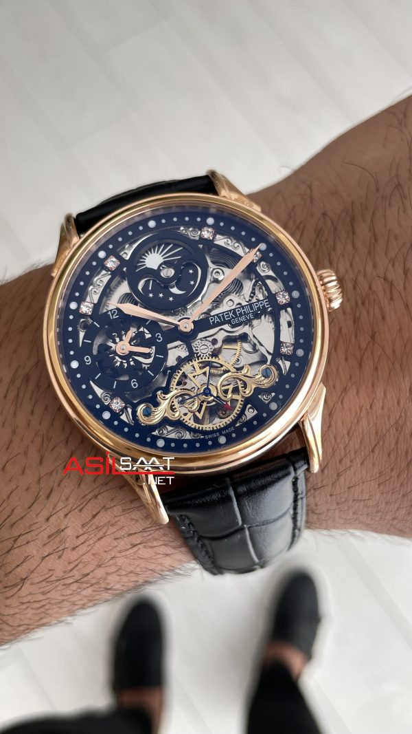 Patek Philippe Geneve Tourbillon Moonphase Skeleton Diamond Dial Siyah Kadran 42 mm İskelet Taşlı Rose Replika Saat Patek Philippe Geneve Tourbillon Moonphase Skeleton Diamond Dial Siyah Kadran 42 mm İskelet Taşlı Rose Replika Saat