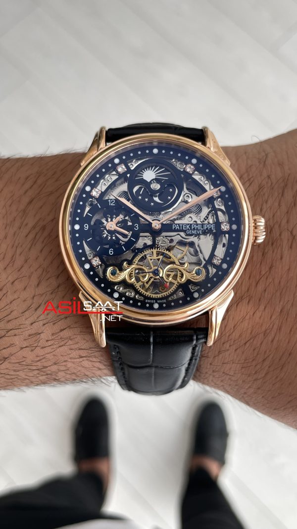 Patek Philippe Geneve Tourbillon Moonphase Skeleton Diamond Dial Siyah Kadran 42 mm İskelet Taşlı Rose Replika Saat Patek Philippe Geneve Tourbillon Moonphase Skeleton Diamond Dial Siyah Kadran 42 mm İskelet Taşlı Rose Replika Saat