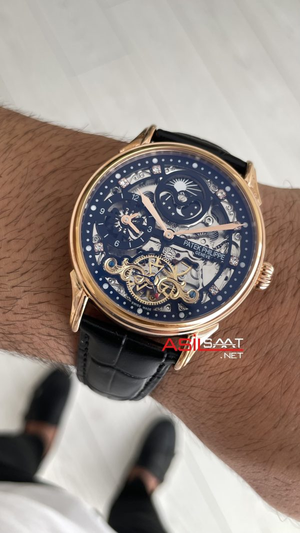 Patek Philippe Geneve Tourbillon Moonphase Skeleton Diamond Dial Siyah Kadran 42 mm İskelet Taşlı Rose Replika Saat Patek Philippe Geneve Tourbillon Moonphase Skeleton Diamond Dial Siyah Kadran 42 mm İskelet Taşlı Rose Replika Saat