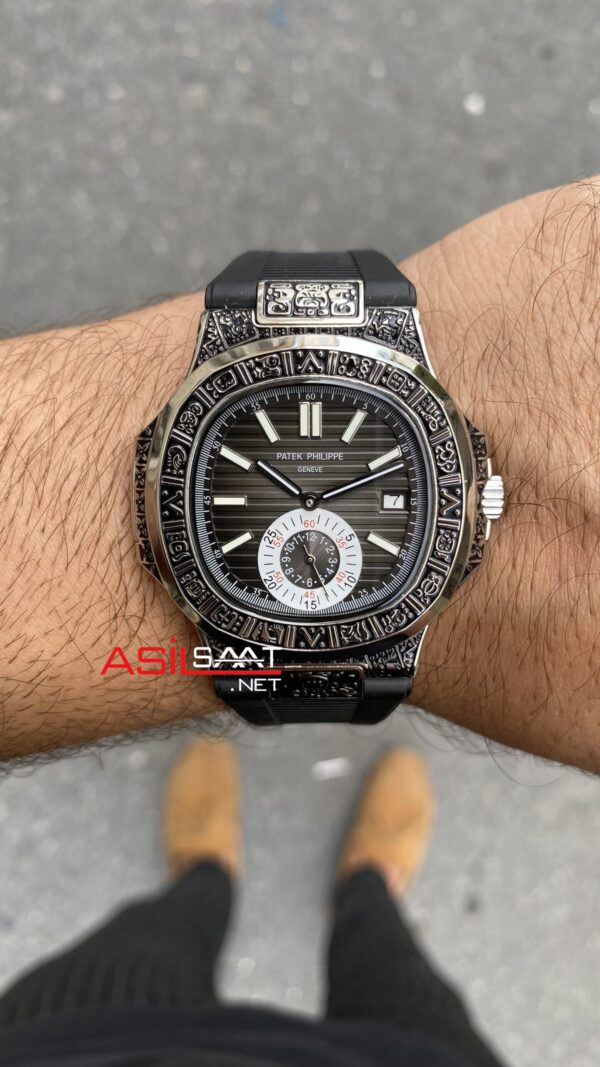 Patek Philippe Nautilus 5711 İşlemeli Kasa Siyah Replika Saat Patek Philippe Nautilus 5711 İşlemeli Kasa Siyah Replika Saat