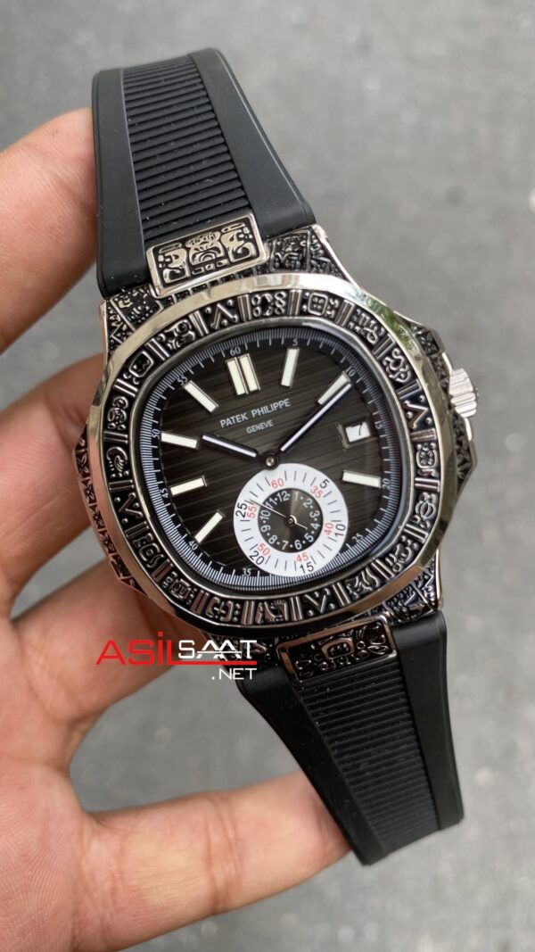 Patek Philippe Nautilus 5711 İşlemeli Kasa Siyah Replika Saat Patek Philippe Nautilus 5711 İşlemeli Kasa Siyah Replika Saat