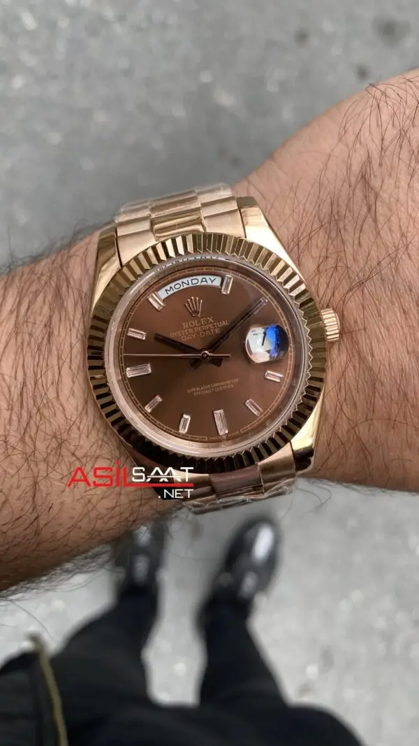 Rolex Day Date Chocolate Baget Diamond Dial Rose 40 mm Fluted Bezel 228235 Replika Saat