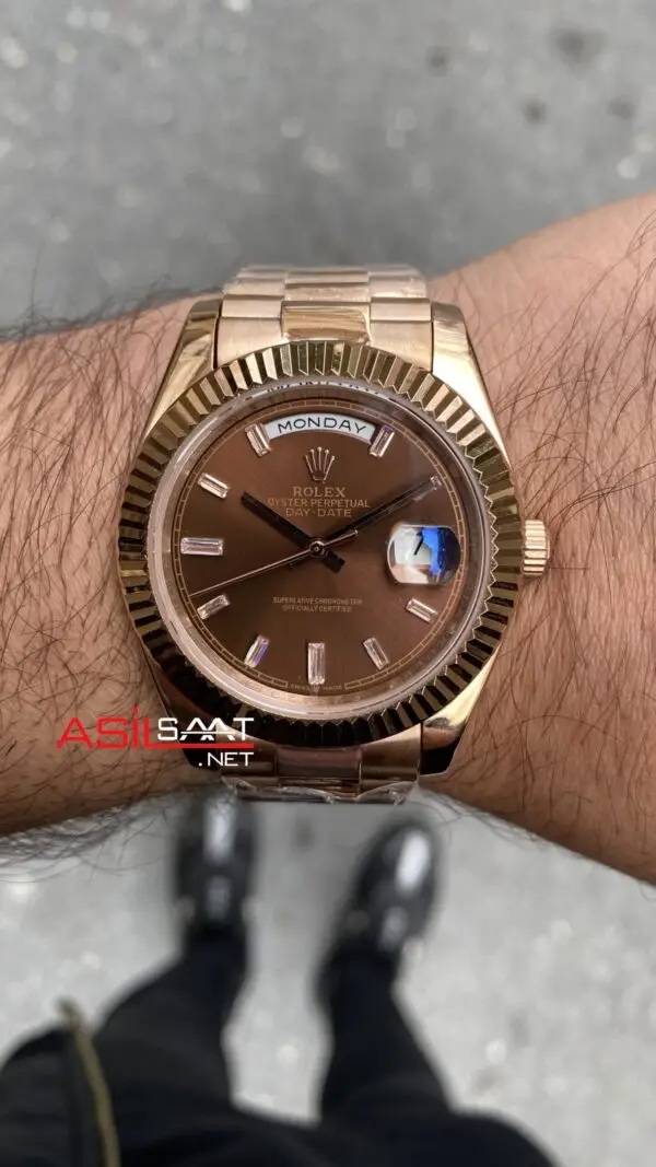 Rolex Day Date Chocolate Baget Diamond Dial Rose 40 mm Fluted Bezel 228235 Replika Saat