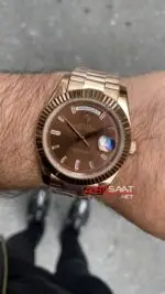 Rolex Day Date Chocolate Baget Diamond Dial Rose 40 mm Fluted Bezel 228235 Replika Saat