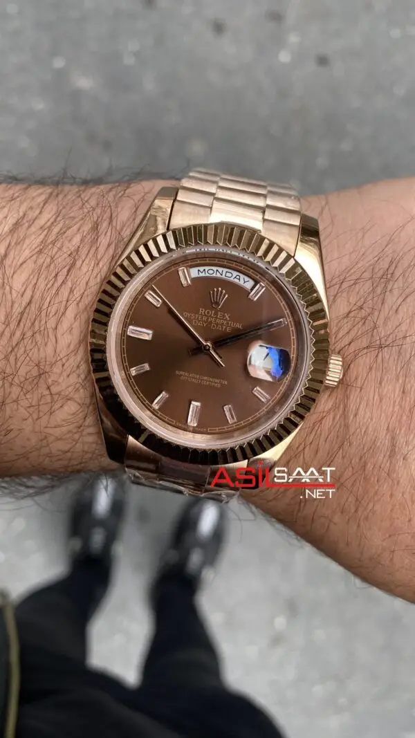 Rolex Day Date Chocolate Baget Diamond Dial Rose 40 mm Fluted Bezel 228235 Replika Saat