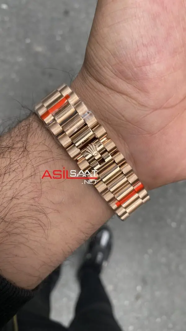 Rolex Day Date Chocolate Baget Diamond Dial Rose 40 mm Fluted Bezel 228235 Replika Saat