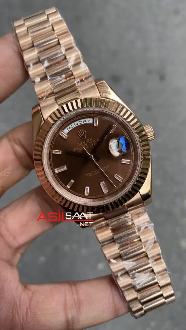 Rolex Day Date Chocolate Baget Diamond Dial Rose 40 mm Fluted Bezel 228235 Replika Saat