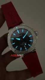 Oris Aquis Date Relief Sunburst Dial Red Rubber 43mm Swiss ETA Saat