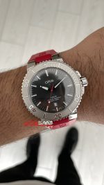 Oris Aquis Date Relief Sunburst Dial Red Rubber 43mm Swiss ETA Saat