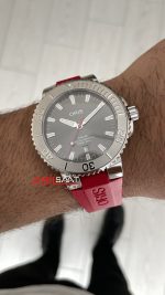 Oris Aquis Date Relief Sunburst Dial Red Rubber 43mm Swiss ETA Saat