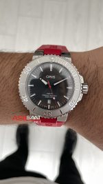 Oris Aquis Date Relief Sunburst Dial Red Rubber 43mm Swiss ETA Saat