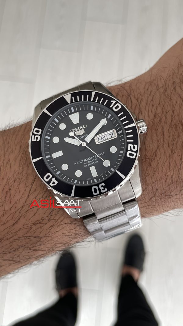 Seiko 5 Sports Diver's SNZF17J1 Oyster 41mm