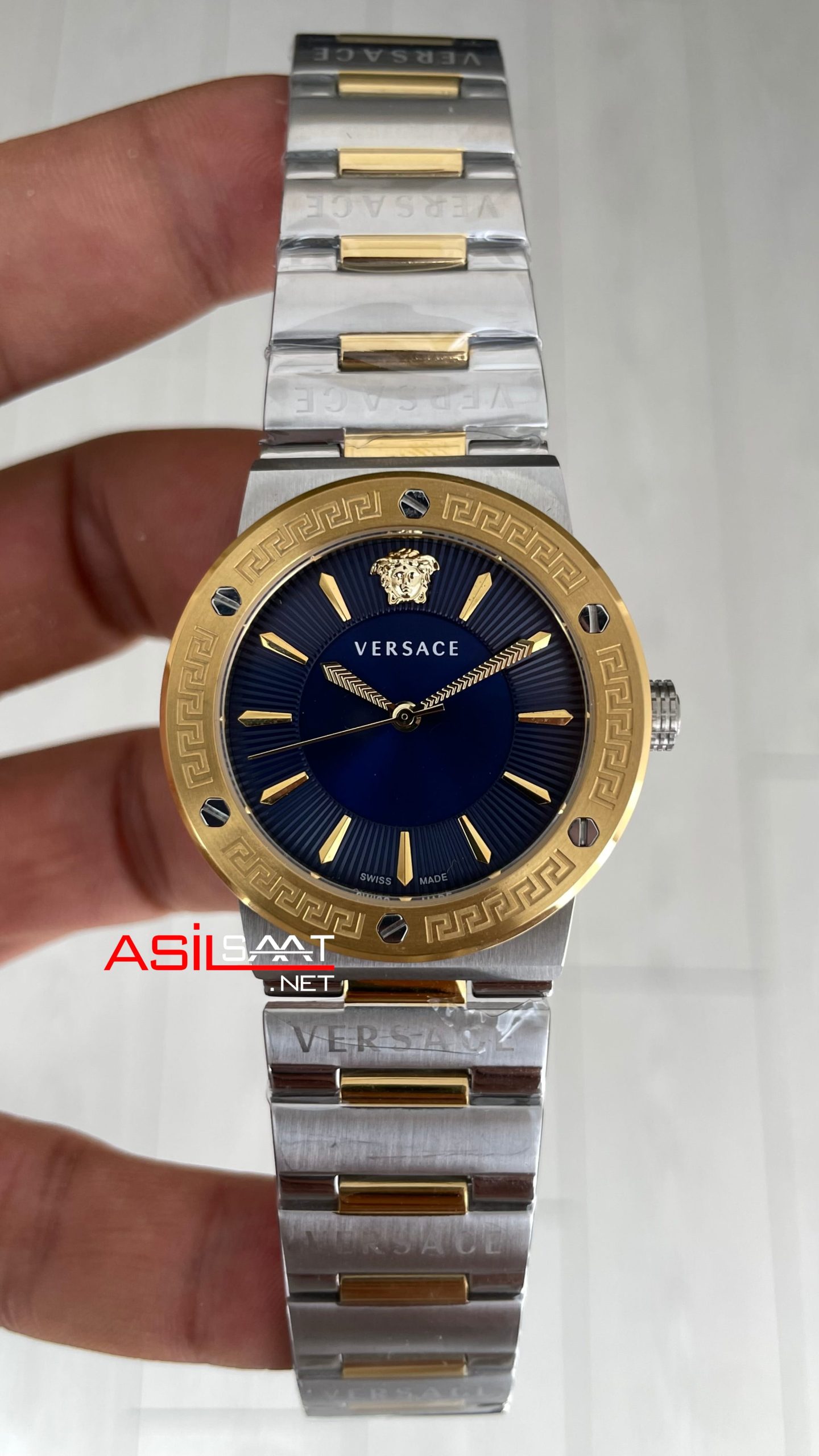 Versace Greca Logo Mavi Kadran 38mm Two Tone Gold Kadın Saati Versace Greca Logo Mavi Kadran 38mm Two Tone Gold Kadın Saati