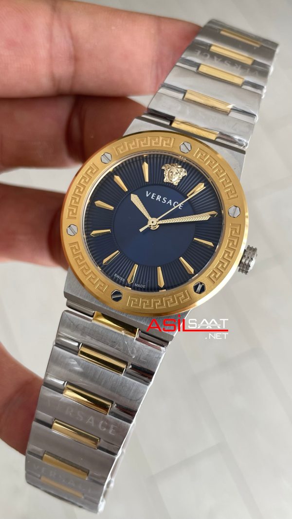 Versace Greca Logo Mavi Kadran 38mm Two Tone Gold Kadın Saati Versace Greca Logo Mavi Kadran 38mm Two Tone Gold Kadın Saati