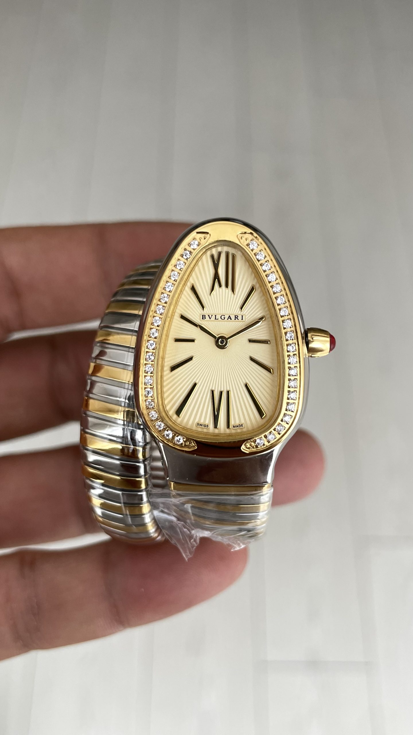 Bulgari Serpenti Tubogas Diamond Champagne Kadran Silver Gold 35mm Tek Sarmalı Kadın Kol Saati Bulgari Serpenti Tubogas Diamond Champagne Kadran Silver Gold 35mm Tek Sarmalı Kadın Kol Saati