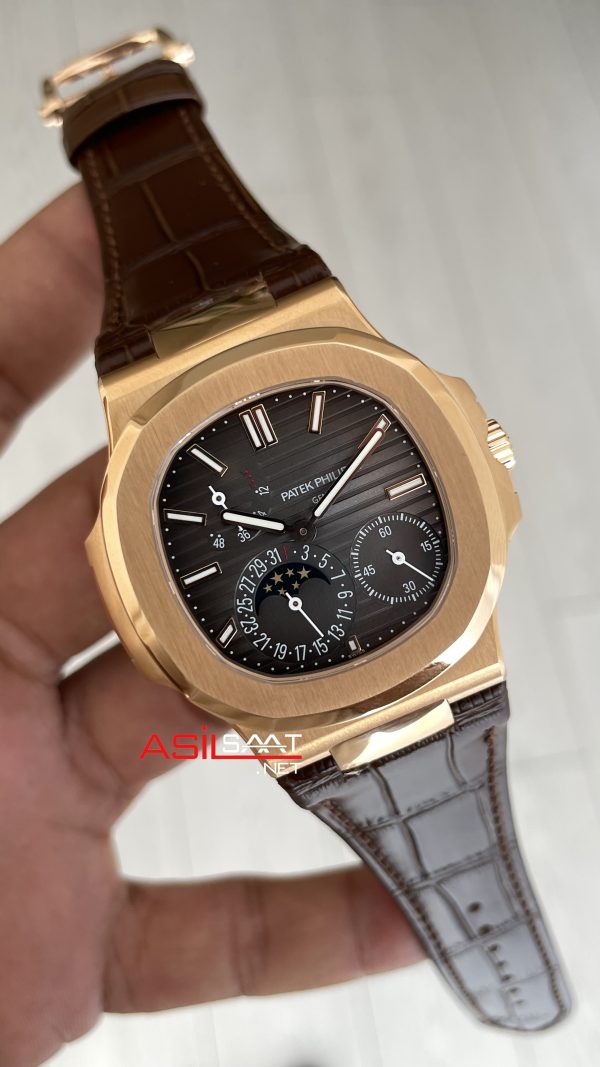 Patek Philippe Nautilus 5712 Moonphase Power Reserve Kahverengi 40mm Rosegold Brown Leather Strap PPF Factory Super Clone Swiss ETA Saat Patek Philippe Nautilus 5712 Moonphase Power Reserve Kahverengi 40mm Rosegold Brown Leather Strap PPF Factory Super Clone Swiss ETA Saat