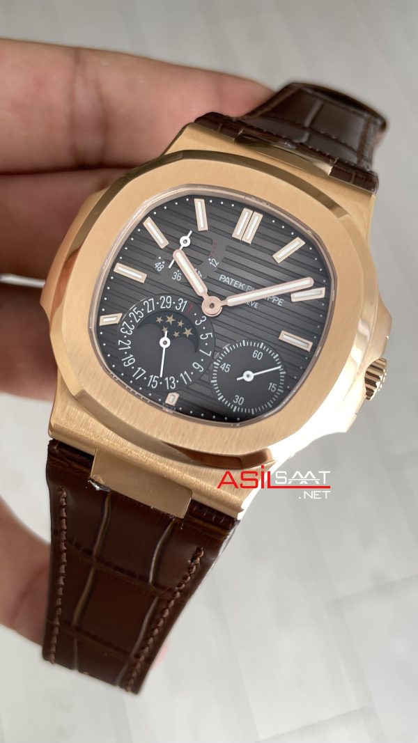 Patek Philippe Nautilus 5712 Moonphase Power Reserve Kahverengi 40mm Rosegold Brown Leather Strap PPF Factory Super Clone Swiss ETA Saat Patek Philippe Nautilus 5712 Moonphase Power Reserve Kahverengi 40mm Rosegold Brown Leather Strap PPF Factory Super Clone Swiss ETA Saat