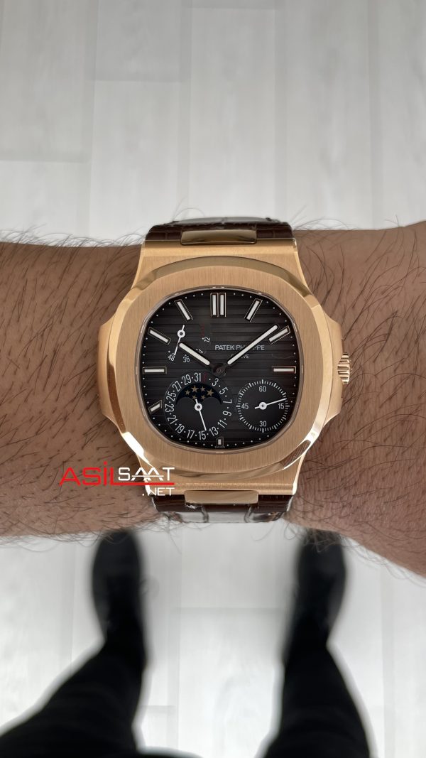 Patek Philippe Nautilus 5712 Moonphase Power Reserve Kahverengi 40mm Rosegold Brown Leather Strap PPF Factory Super Clone Swiss ETA Saat Patek Philippe Nautilus 5712 Moonphase Power Reserve Kahverengi 40mm Rosegold Brown Leather Strap PPF Factory Super Clone Swiss ETA Saat