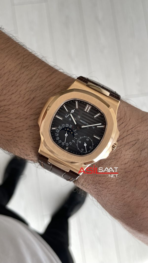 Patek Philippe Nautilus 5712 Moonphase Power Reserve Kahverengi 40mm Rosegold Brown Leather Strap PPF Factory Super Clone Swiss ETA Saat Patek Philippe Nautilus 5712 Moonphase Power Reserve Kahverengi 40mm Rosegold Brown Leather Strap PPF Factory Super Clone Swiss ETA Saat