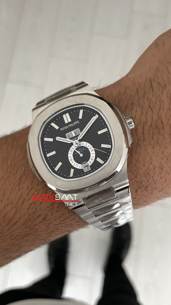 Patek Philippe Nautilus 5726 Annual Calendar Moonphase Silver Siyah Kadran Replika Saat Patek Philippe Nautilus 5726 Annual Calendar Moonphase Silver Siyah Kadran Replika Saat