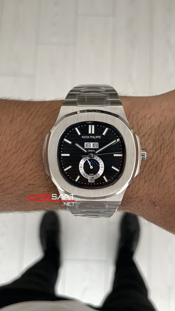 Patek Philippe Nautilus 5726 Annual Calendar Moonphase Silver Siyah Kadran Replika Saat Patek Philippe Nautilus 5726 Annual Calendar Moonphase Silver Siyah Kadran Replika Saat