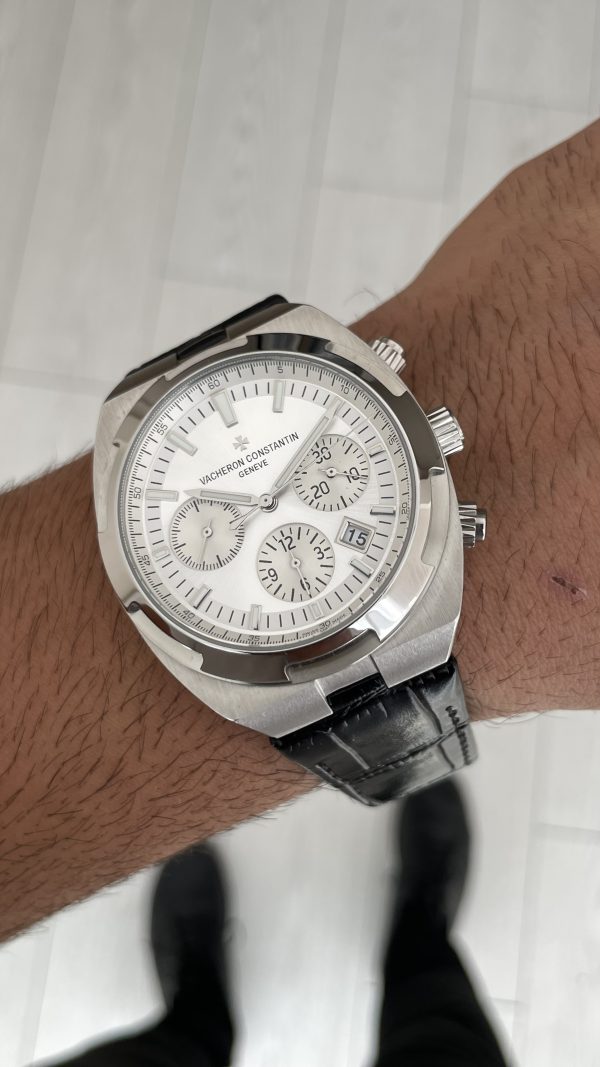 Vacheron Constantin Overseas Silver 44mm Beyaz Kadran Replika Saat Vacheron Constantin Overseas Silver 44mm Beyaz Kadran Replika Saat